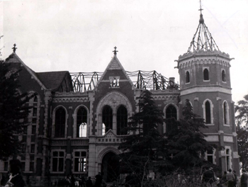 2-3 第二次世界大戦により被害を受けた慶應義塾図書館　写真提供：福澤研究センター