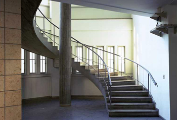 3-7 第二研究室　階段ホール　撮影：平剛